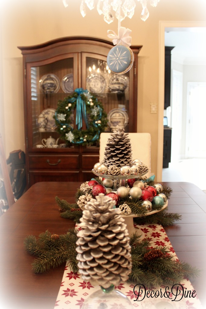 Holiday dining room, turquoise and red