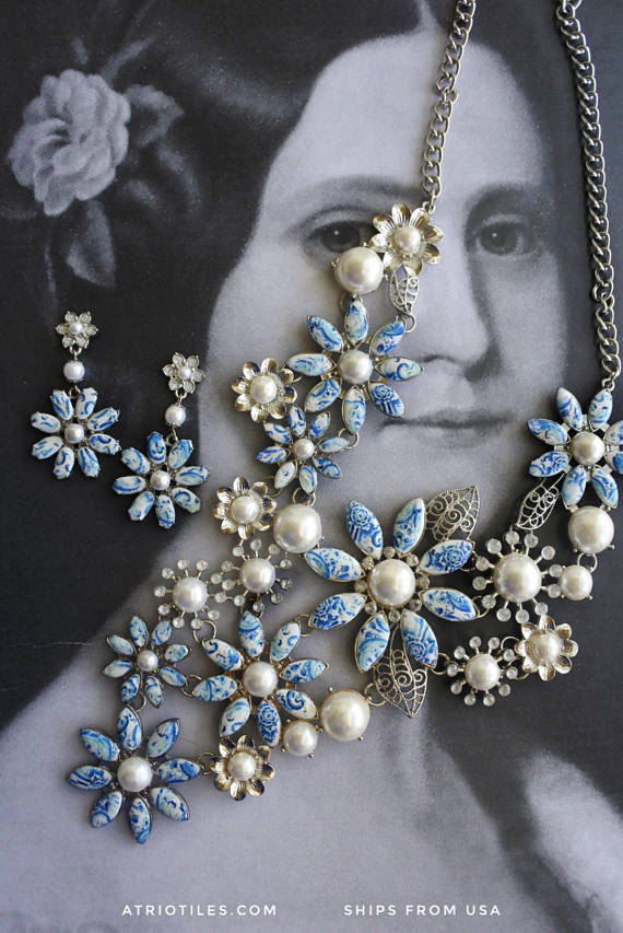 Necklace with azulejo flowers and pearls