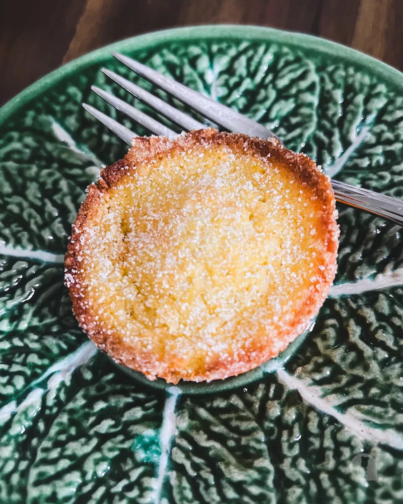 a single bolinho de laranja on a cabbage plate