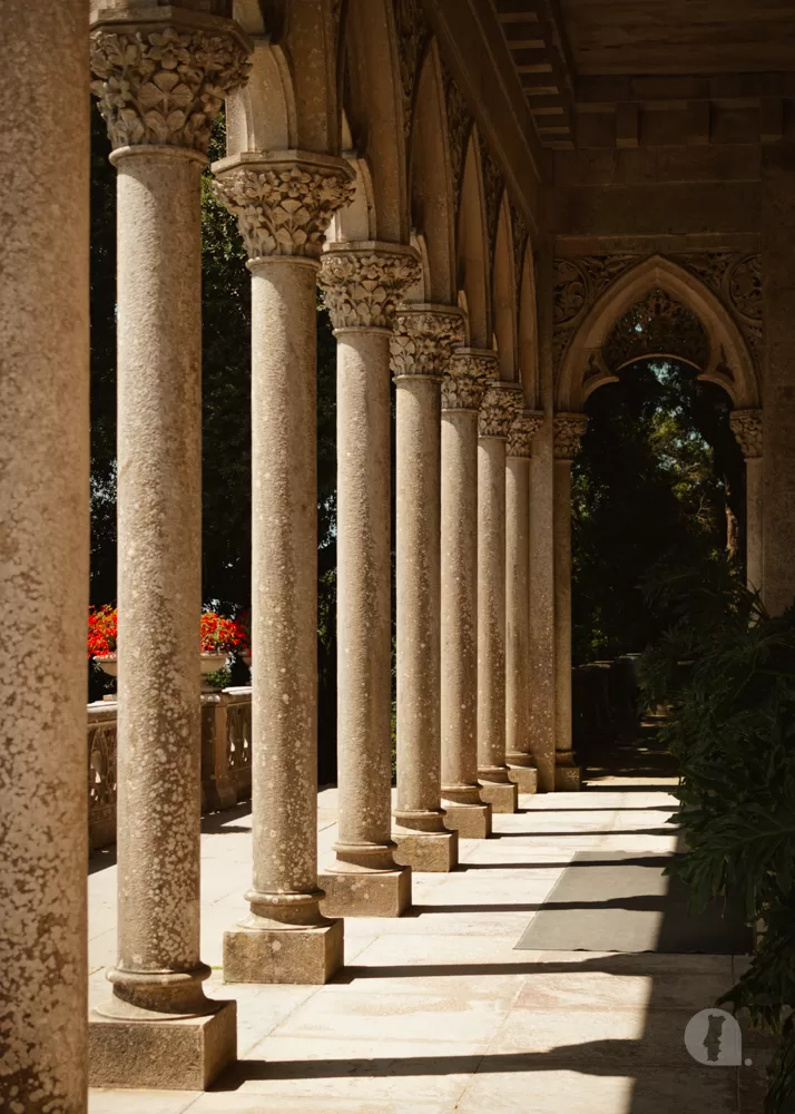 Pillars on the side of the palace of monserrate.