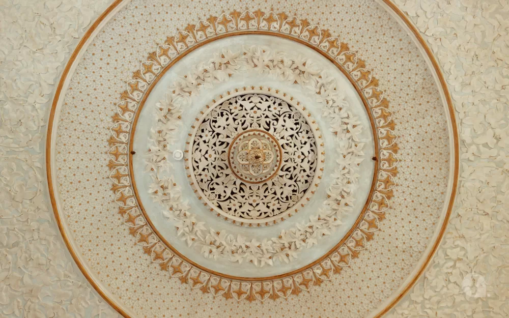 Ceiling design adorned with carving and daisies